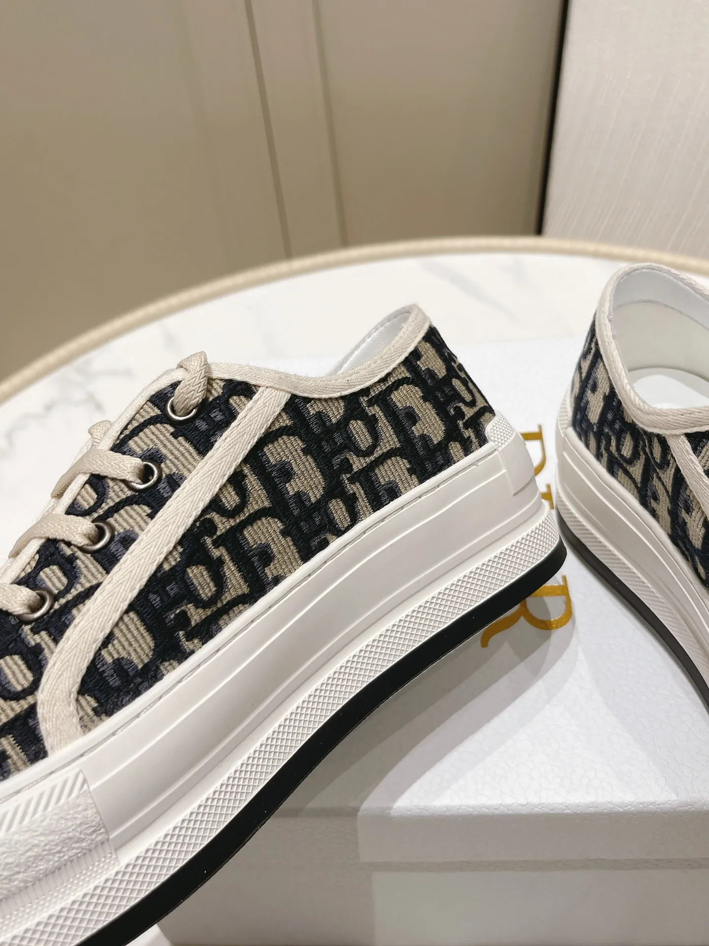 👟👟Ex-factory price P520 👟👟 Dior Walk'n series Presbyopia Embroidery Thick-soled canvas shoes Casual sports shoes Original purchase development and production This Walk'n'Dior thick-soled sneakers are a fashionable item that enhances the style of the series. Oblique printed cotton embroidered upper with comfortable platform sole, tongue and Christian Dior Paris signature laces. Can add fashionable temperament to all kinds of casual looks ▪️Fabric: Original customized imported Oblique printed embroidery ▪️Lining: Imported soft sheepskin lining ▪️Outsole: Original exclusive molded TPU material ▪️Sole thickness: 4.5CM ▪️Size: Women's 35-40